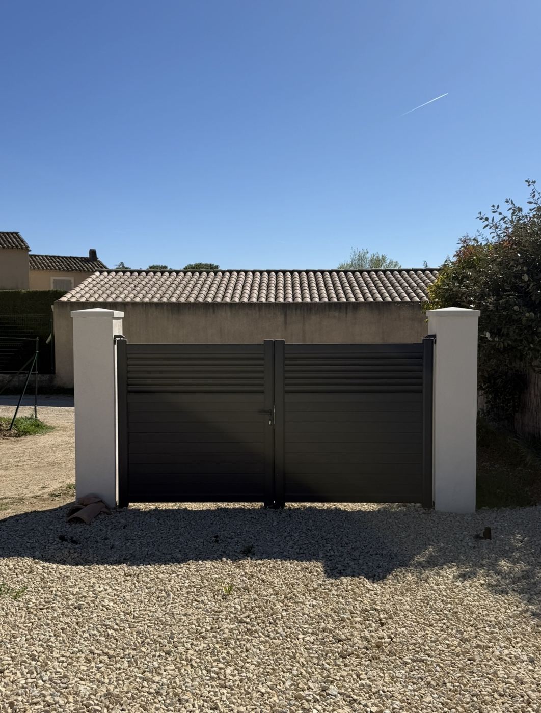 Portail aluminium et piliers enduits